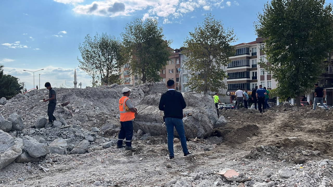 Çorum'da okul yıkımında insan kemikleri bulundu
