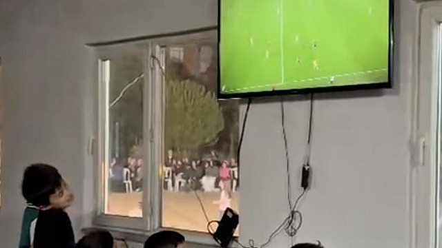 Çorum'daki düğün sahipleri, maç izlemek için halay çekti
