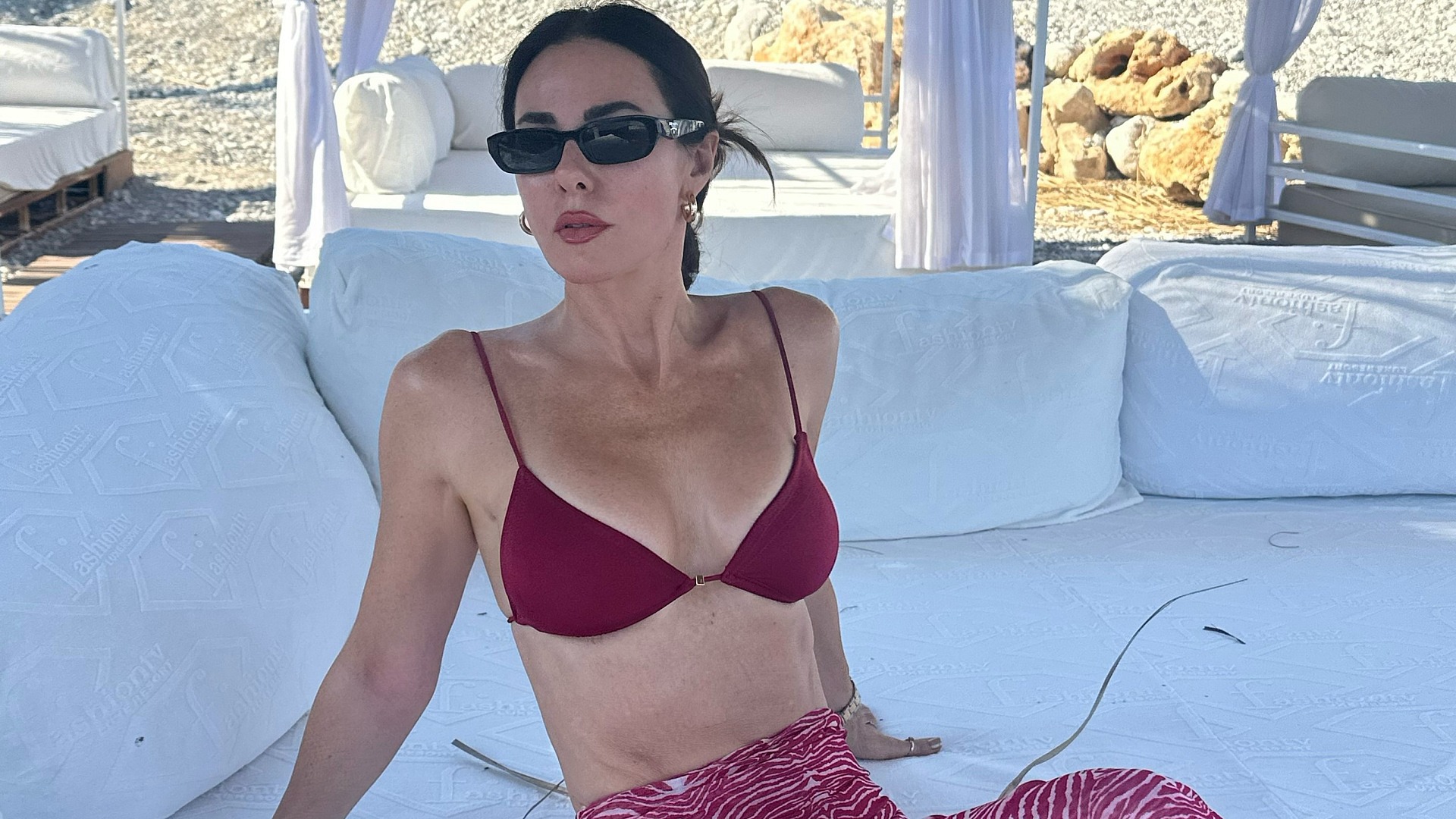 Defne Samyeli, tatil sezonunu hala kapatmadı