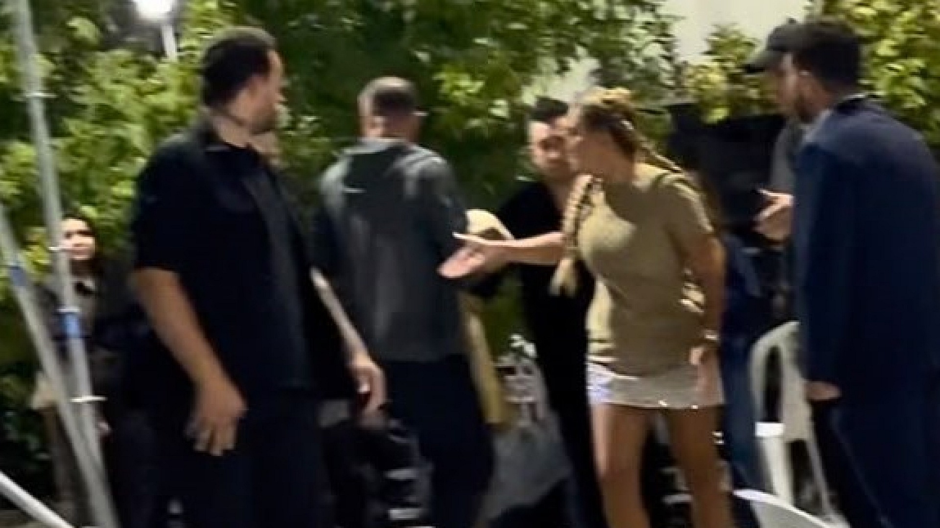 Demet Akalın konserinde tacize uğradı