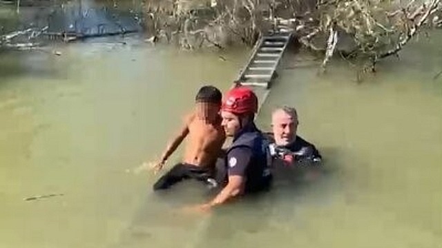 Geyve'de derede mahsur kalan çocuk kurtarıldı