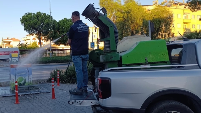 Didim'de çöp konteynerleri düzenli ilaçlanıyor