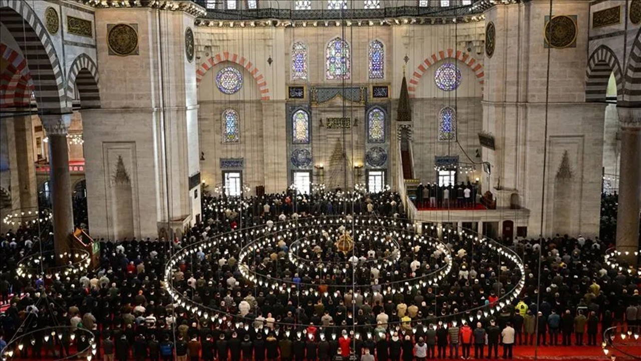 Diyanet'in hutbesiyle sosyal medya kullanımı uyarıldı