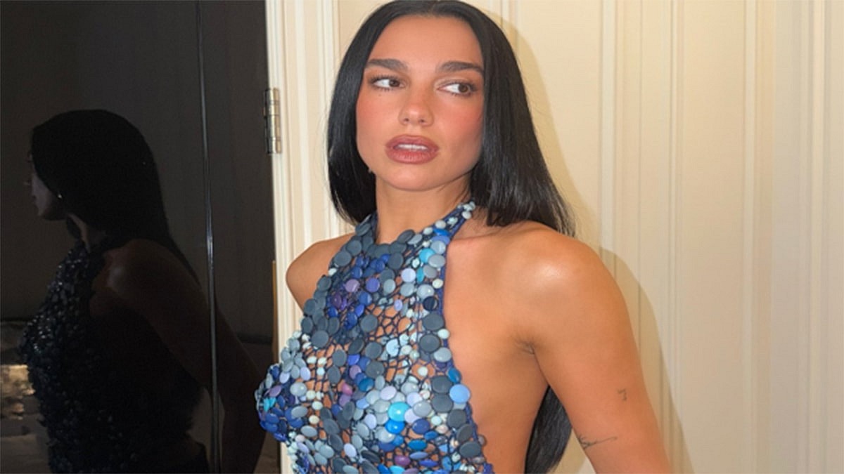 Dua Lipa'nın 740 antika düğmeli elbisesi dikkat çekti