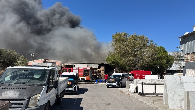 Edremit Zeytinli Sanayi Bölgesi'nde fabrika yangını çıktı