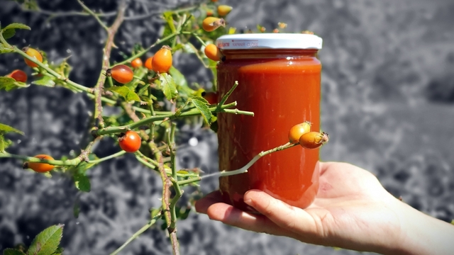 Erzincan'da kuşburnu marmelatı kavanozlarda