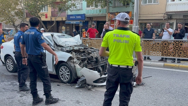 Erzincan'da otomobil belediye otobüsüne çarptı