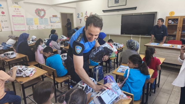Erzincan'da polis ekipleri öğrencilere hediye verdi