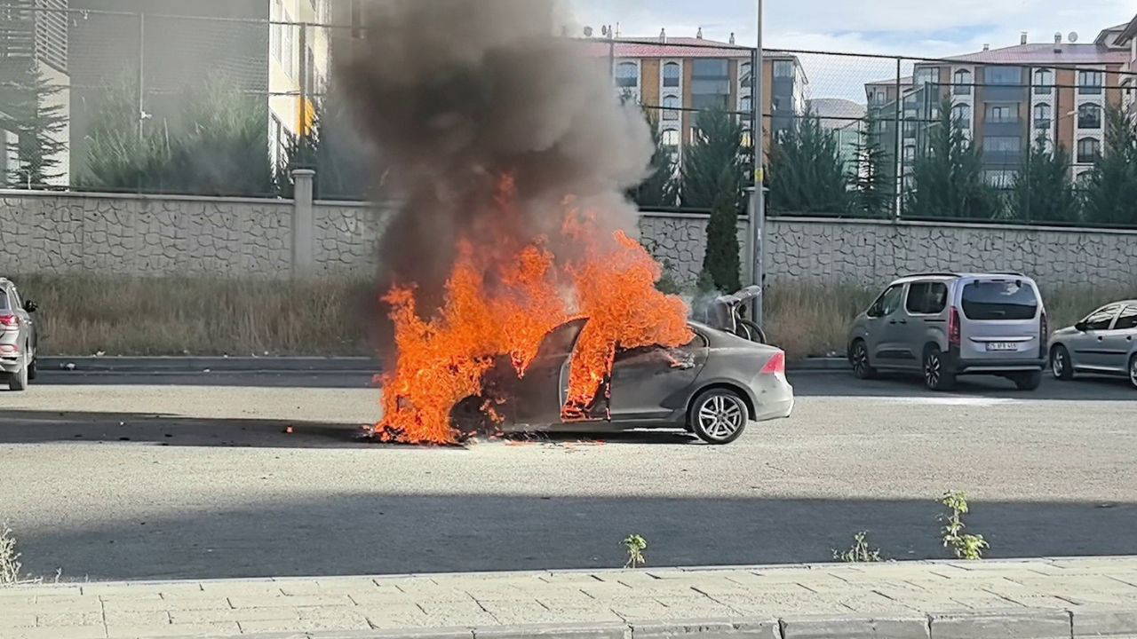 Erzurum'da araç yangını paniğe neden oldu, patlama yaşandı