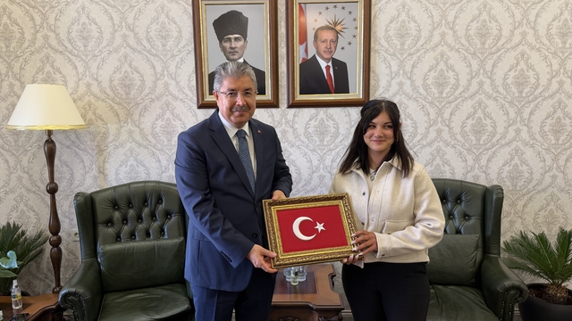 Eskişehir'de kuryeye Türk bayrağı ödülü verildi