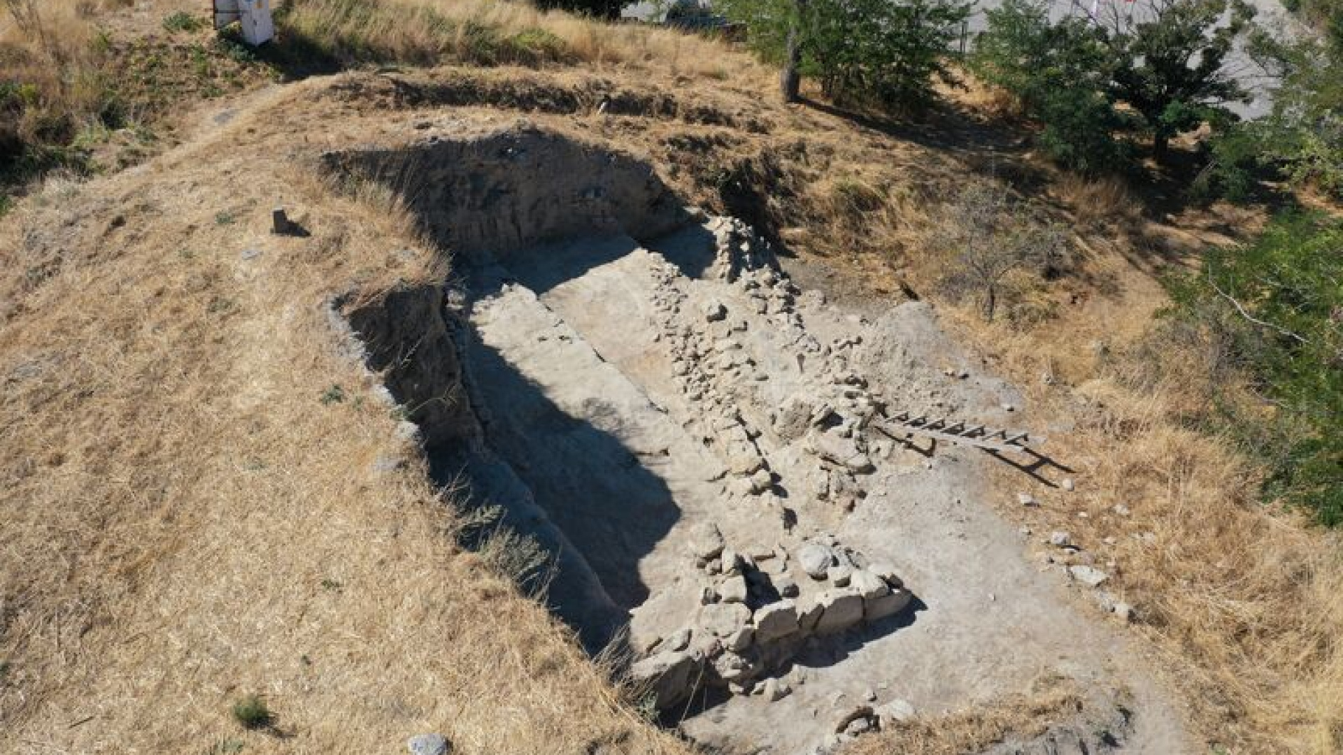 Gelibolu'da 7 metre derinlikte tarihi savunma duvarı bulundu