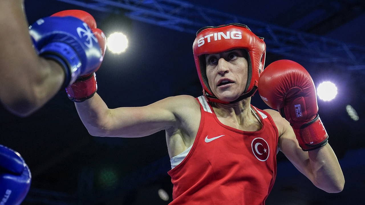 Gizem Özer Avrupa Boks Şampiyonası'nda bronz madalya kazandı