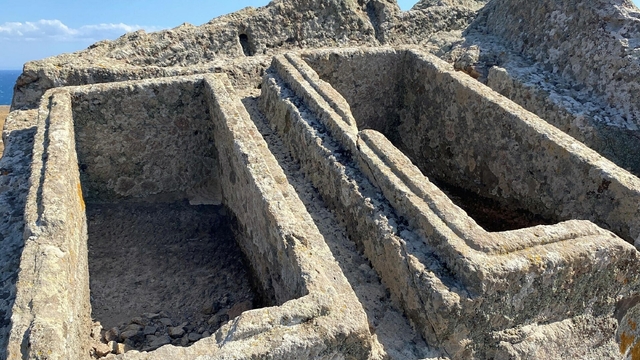 Gökçeada'da 2 bin 400 yıllık ikiz mezar dikkat çekiyor