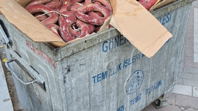 Gönen'de fuar sonrası çöp konteynerinde sucuklar bulundu