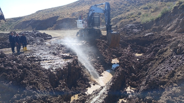 Hakkari'de 3 bin 500 rakımlı yaylada su hattı onarıldı
