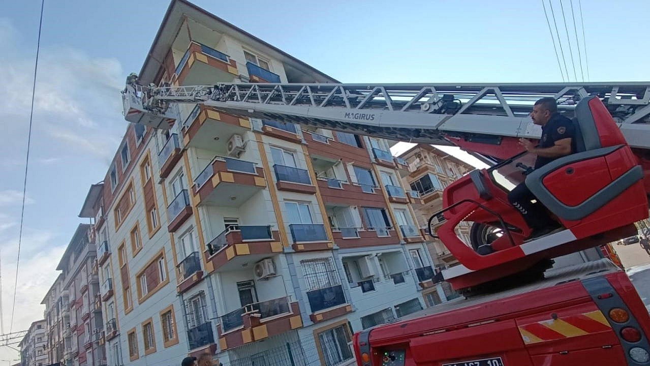 Hatay'da 5 kişilik ailenin evinde yangın çıktı