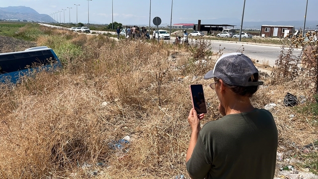 Hatay'da halk otobüsü devrildi, yaşlı kadın yayın yaptı