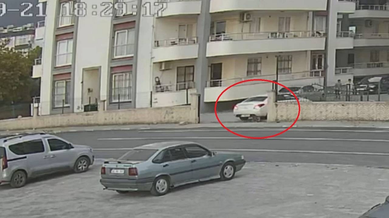 Hatay'da otomobilin altında kalan çocuk ağır yaralandı