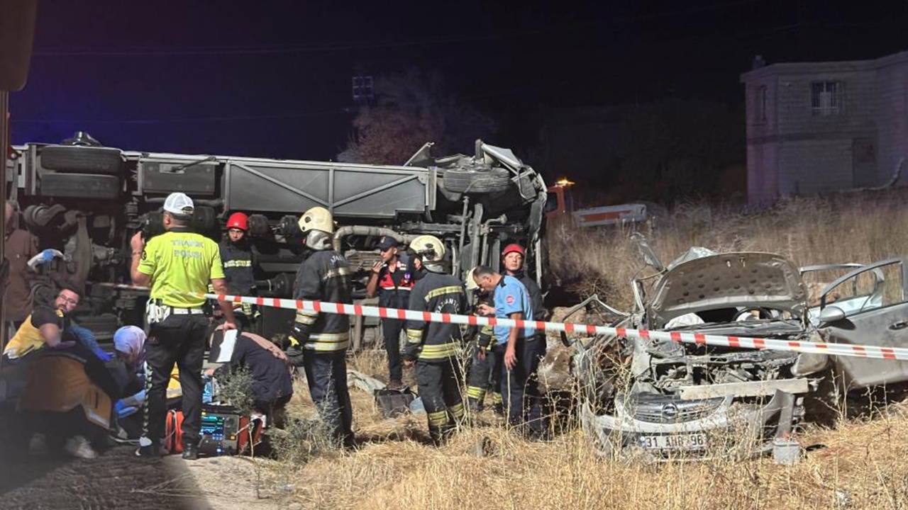 Hatay-Gaziantep yolunda feci kaza: 5 ölü, 13 yaralı