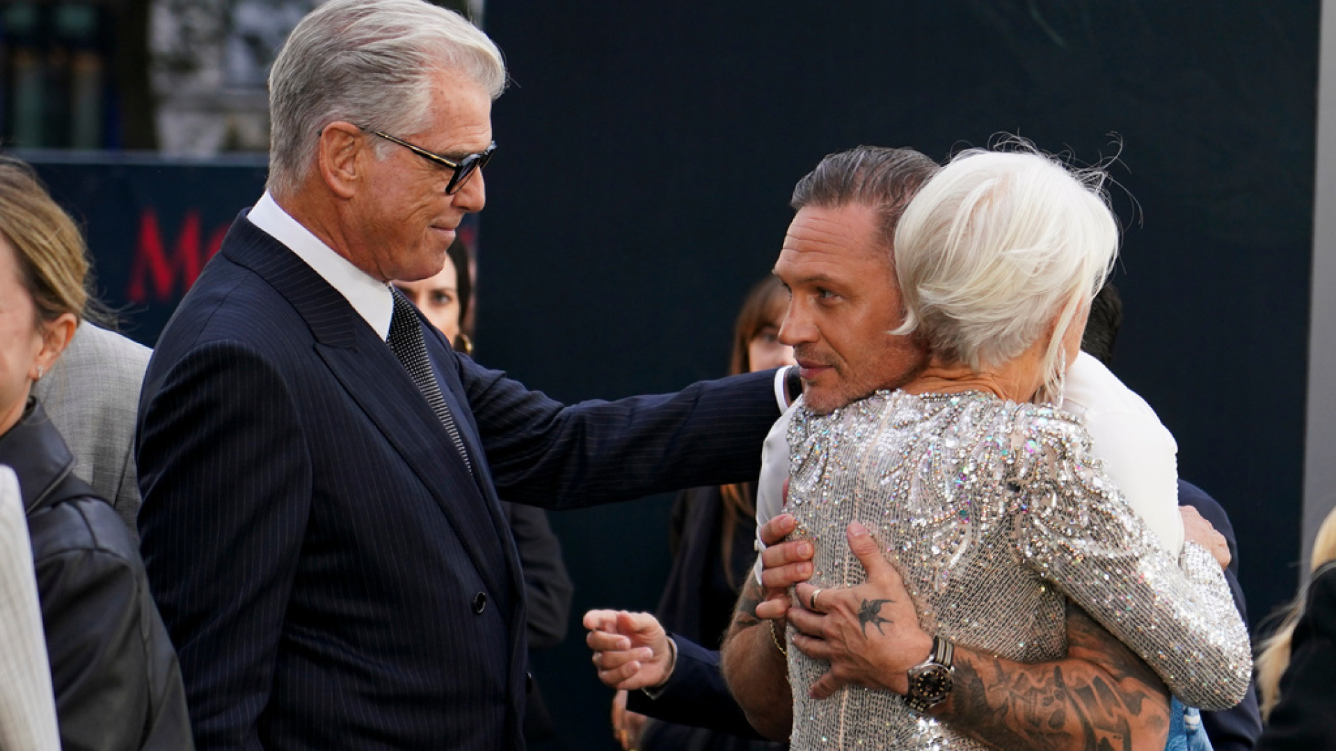 Helen Mirren ve Tom Hardy, MobLand galasında poz verdi