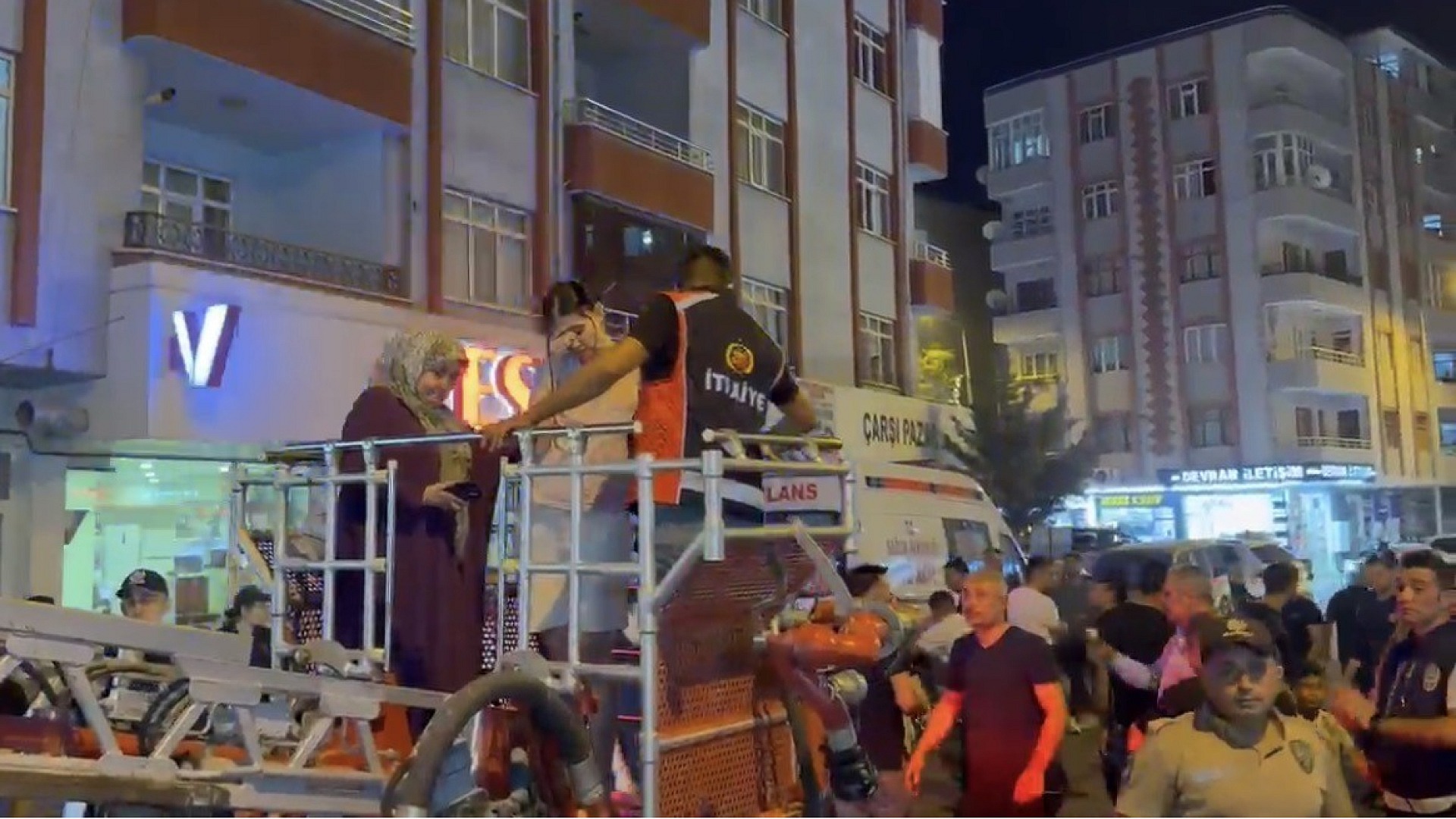 Iğdır'da apartman yangınında 18 kişi dumandan etkilendi