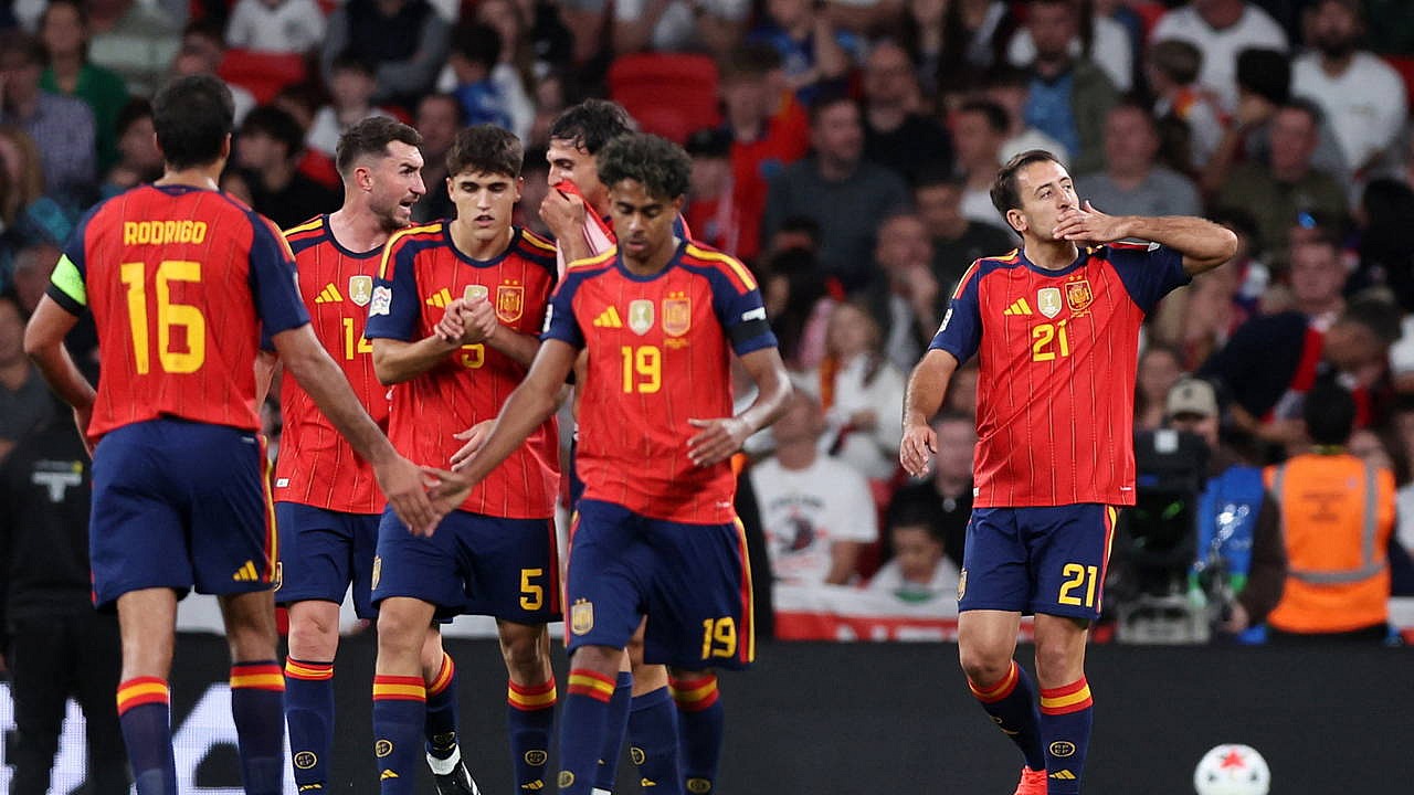 İspanya, İngiltere'yi 3-2 yenerek UEFA Ligi'ne başladı