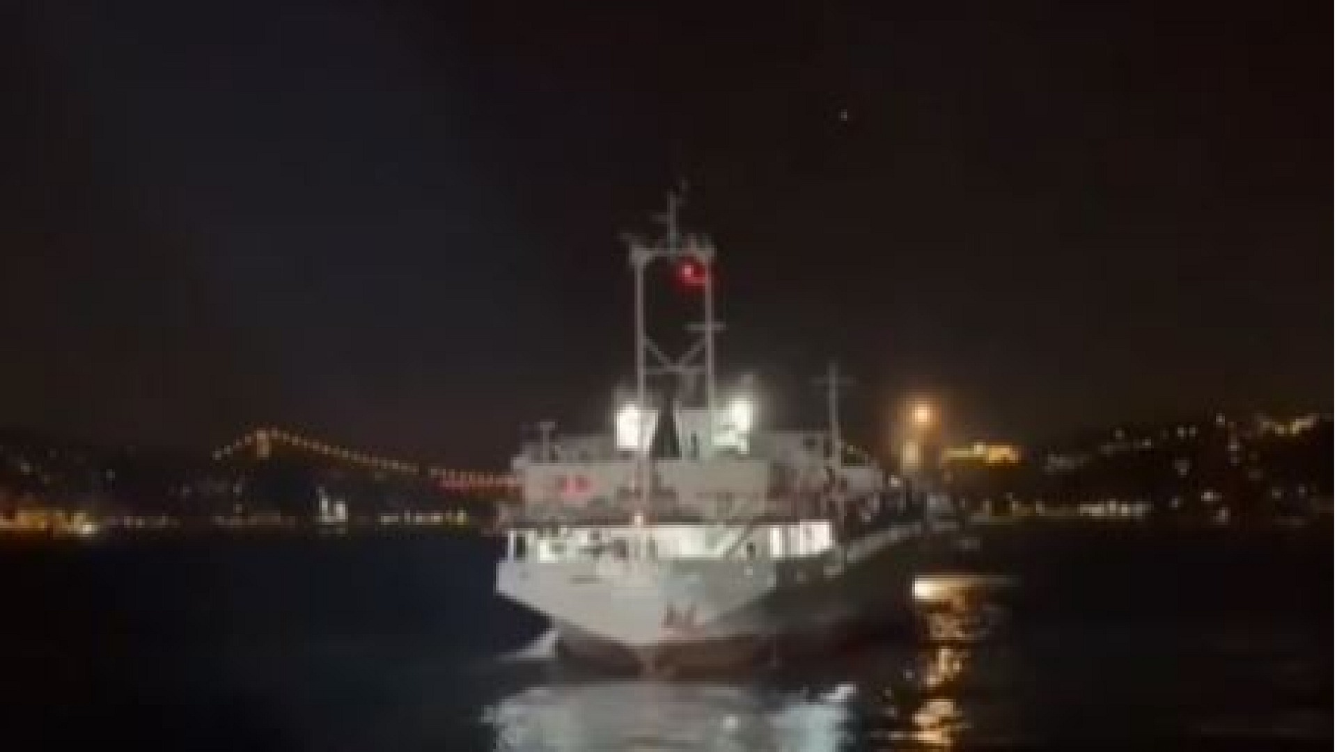 İstanbul Boğazı'nda makineleri arızalanan gemi kurtarıldı