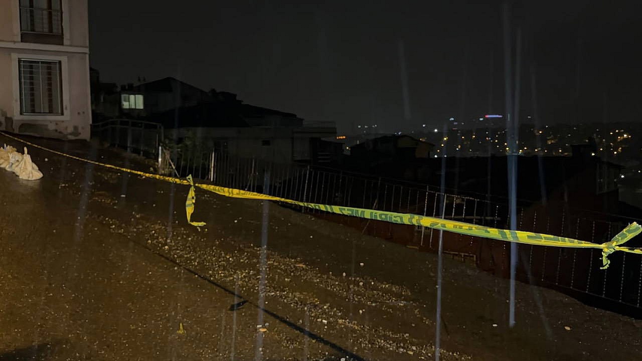 İstanbul'da sağanak sonrası toprak kayması: 25 tahliye