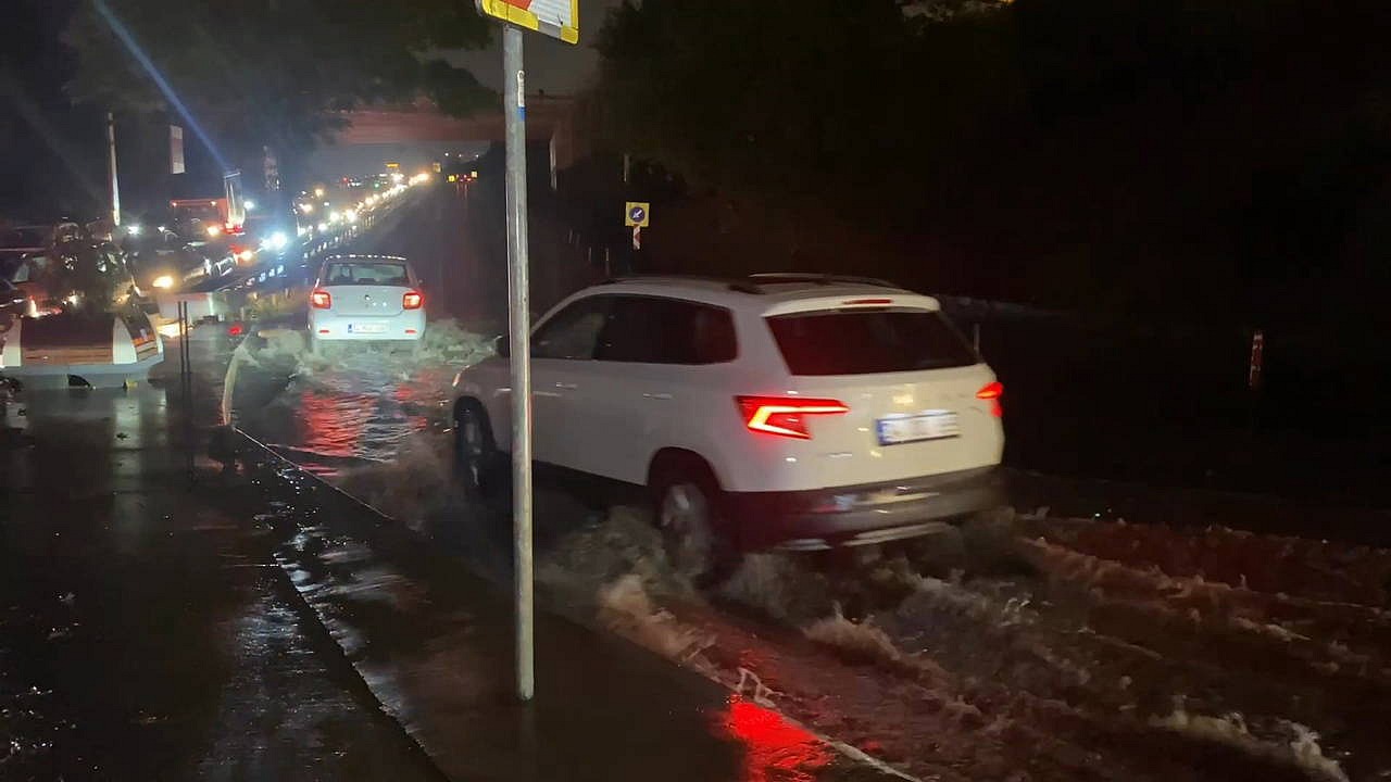 İstanbul'da sağanak sonrası yollar göle döndü, trafik aksadı