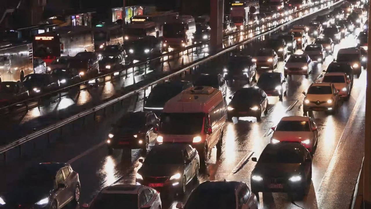 İstanbul'da yağış nedeniyle trafik yoğunluğu yüzde 85