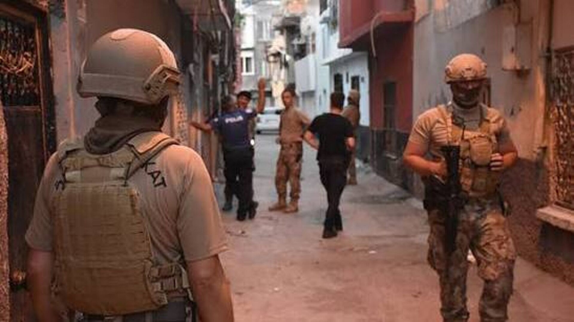 İstanbul merkezli 11 ilde terör operasyonu: 39 gözaltı