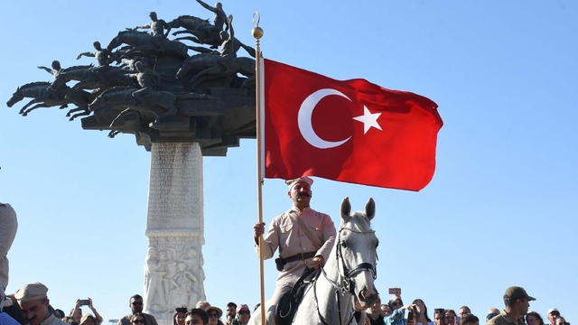 İzmir'de 9 Eylül kutlamaları süvari birlikleriyle başladı