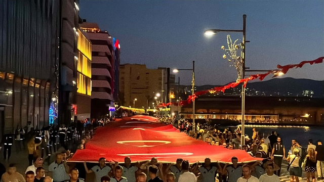 İzmir'de 9 Eylül kutlamaları fener alayıyla başladı