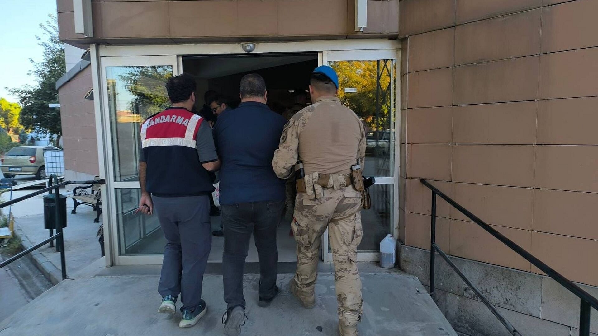 İzmir'de FETÖ operasyonunda 21 kişi gözaltına alındı