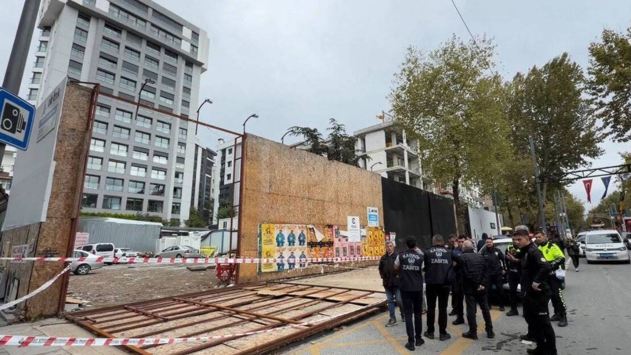 Kadıköy'de inşaat kaplaması yayaların üzerine devrildi