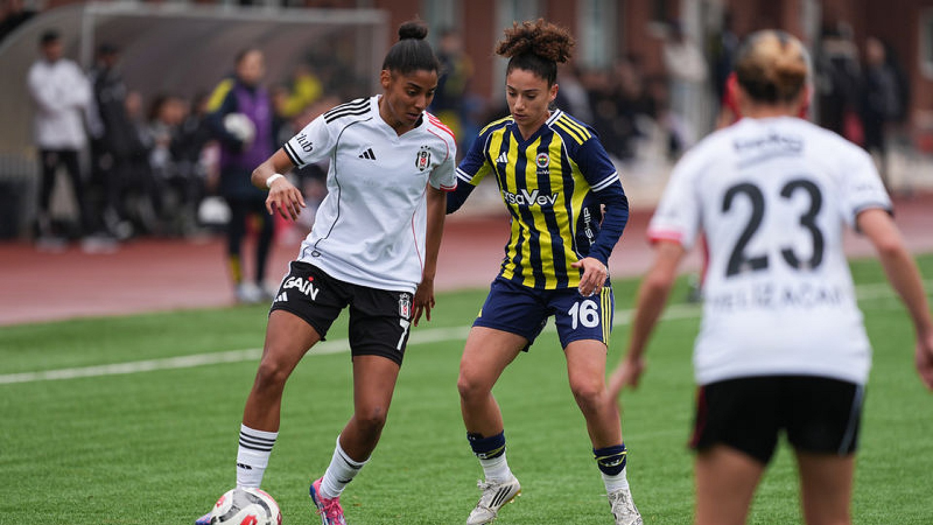 Kadın futbolunda Beşiktaş-Fenerbahçe derbisi yarın oynanacak