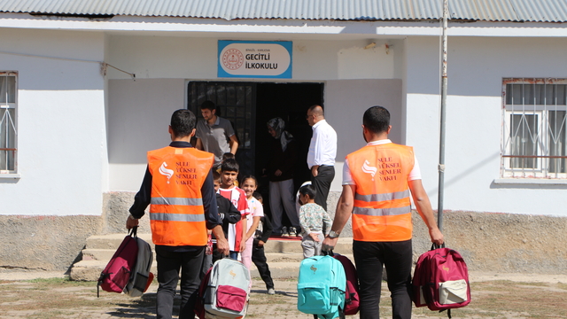 Karlıova'da öğrencilere kırtasiye yardımı yapıldı