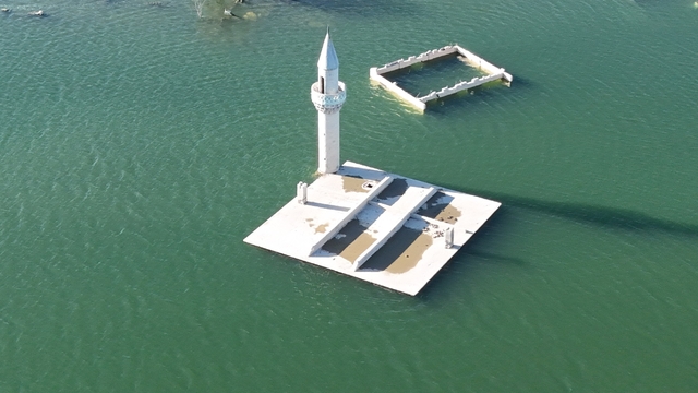Kars'ta baraj suları çekildi, eski köy gün yüzüne çıktı