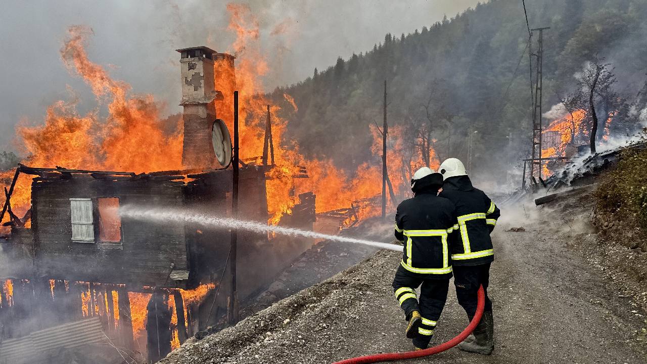 Kastamonu'da köyde çıkan yangın 7 evi etkiledi