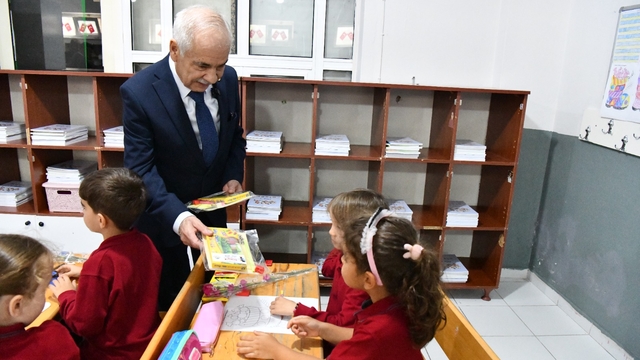 Keşan Belediyesi, öğrencilere kırtasiye seti dağıttı