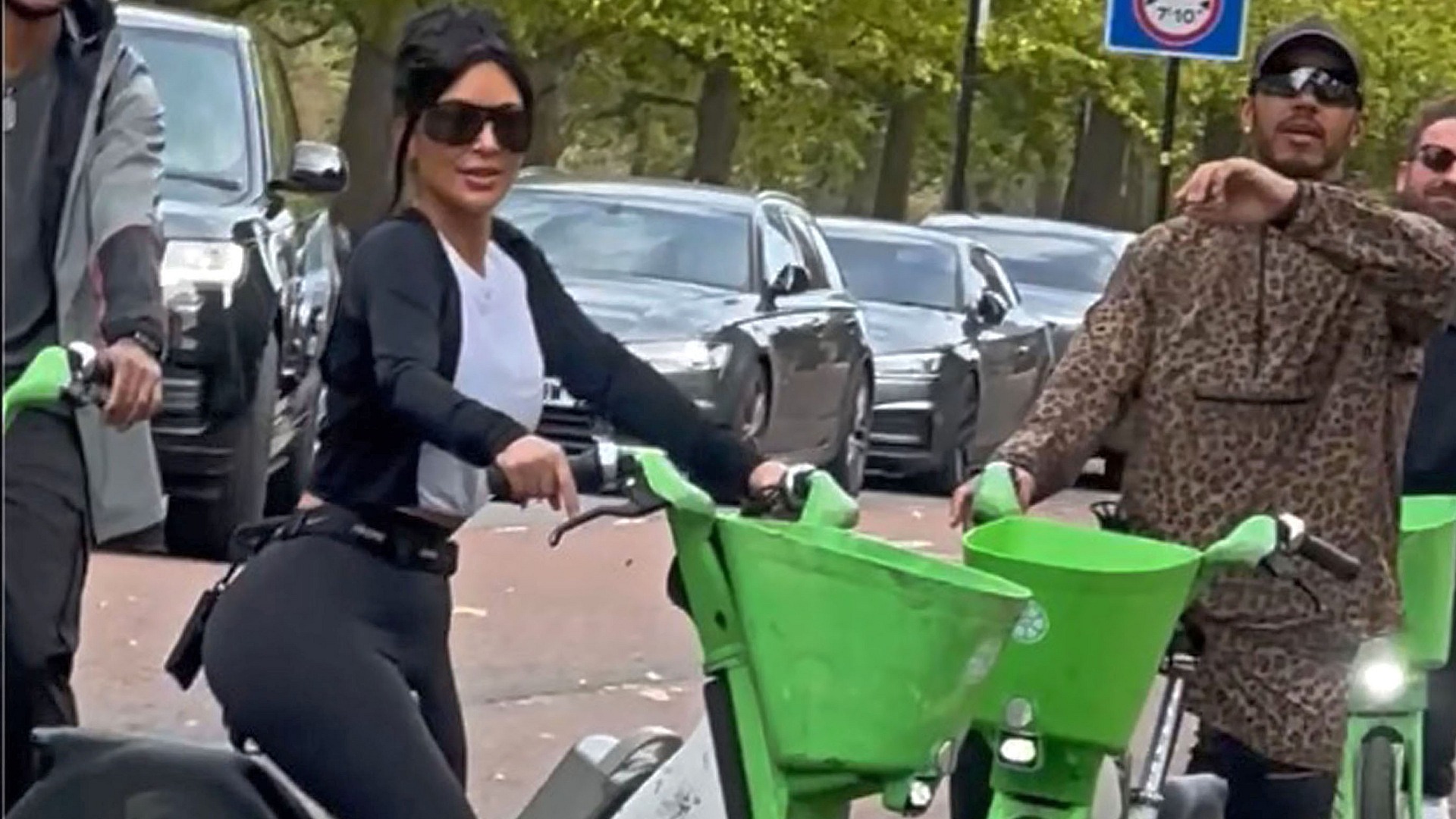 Kim Kardashian ve Lewis Hamilton bisiklet turuna çıktı