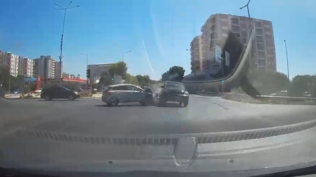 Kırmızı ışık ihlali sonucu meydana gelen kazada 3 yaralı