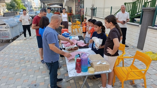 Kozan'da çocuklar yangın mağdurları için tezgah açtı