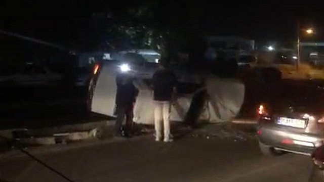 Kozan'da otomobilin devrilmesi emniyet kemeriyle kurtuldu