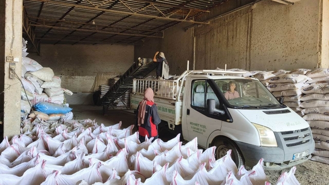 Kozan'da yangın mağdurlarına 24 ton hayvan yemi desteği