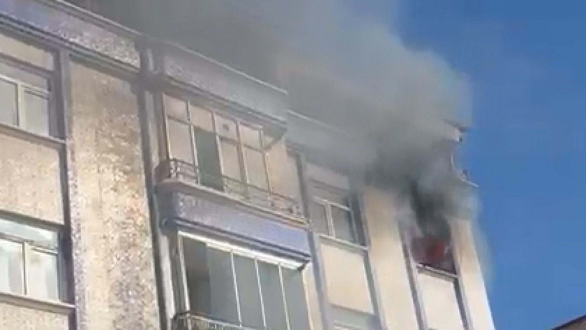 Aksaray'da küçük çocuk çakmakla oynarken yangın çıkardı