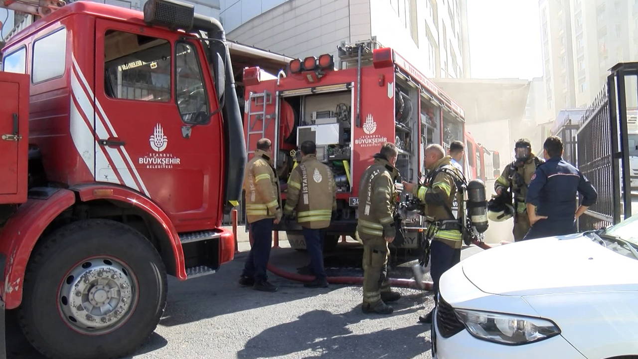 Küçükçekmece'de otoparkta yangın: Elektrikli araç yandı