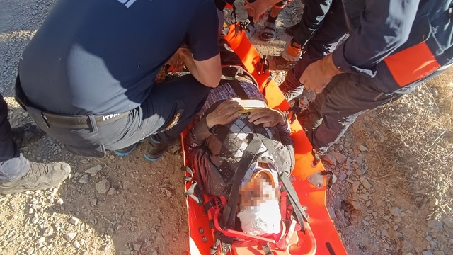Kuşburnu toplarken uçuruma düşen vatandaşı ekipler kurtardı