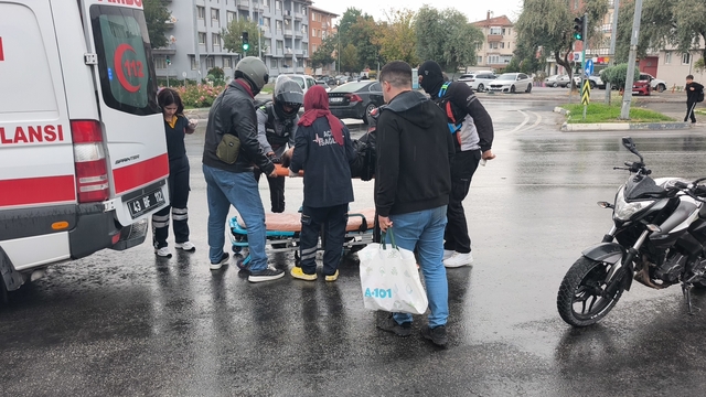 Kütahya'da motosiklet devrildi, 2 kişi yaralandı