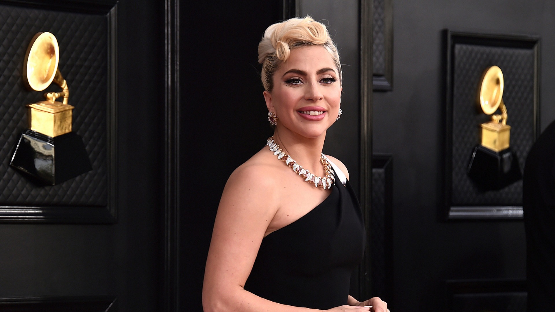 Lady Gaga, ilk çocuğunu dünyaya getirdi